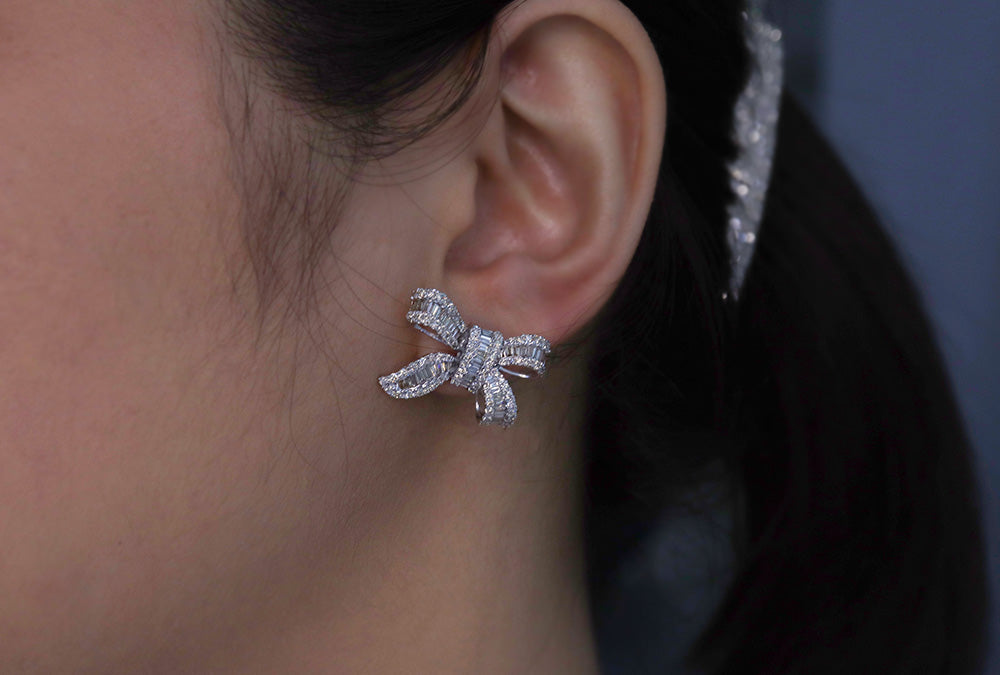 Ribbon Baguette Diamond Earring