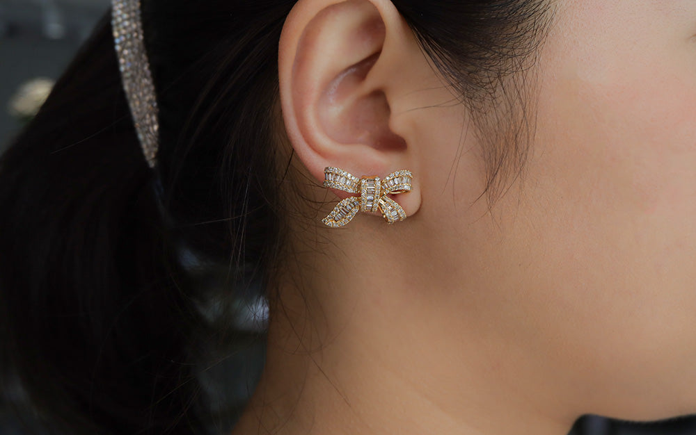 Ribbon Baguette Diamond Earring